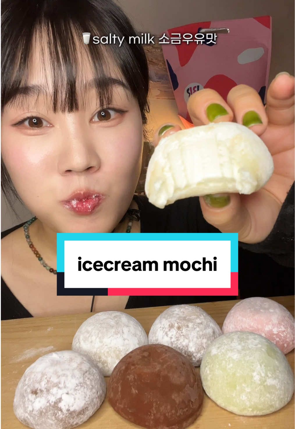 베스킨라빈스 아이스크림 모찌!  #mukbang #asmr #asmreating #eatingsound #eating #asmrvideo #tiktokviral #fyp #asmrsounds #먹방 #tiktok #food #dessert #icecream #mochi #baskinrobbins 