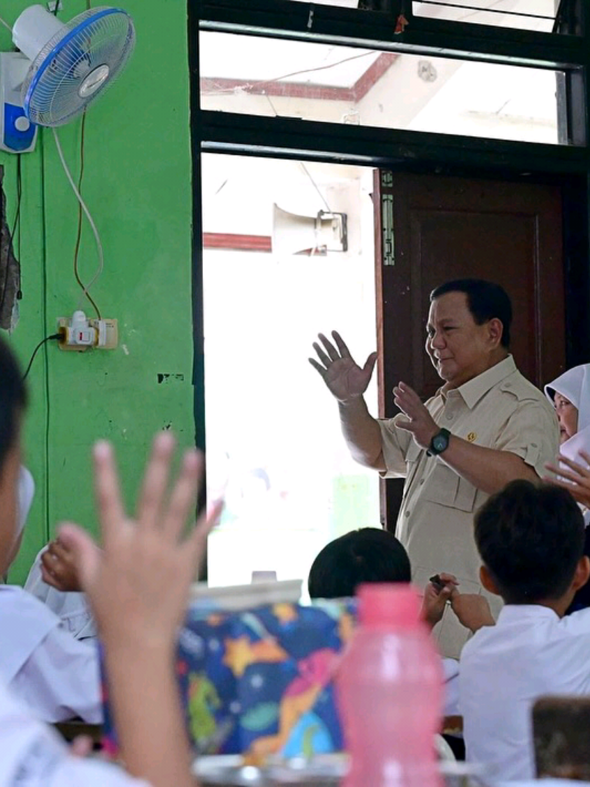 Momen Prabowo Cek Pelaksanaan MBG di Sekolah, Intip dari Jendela Tanpa Ganggu Jam Belajar #presiden #prabowo #fyp 