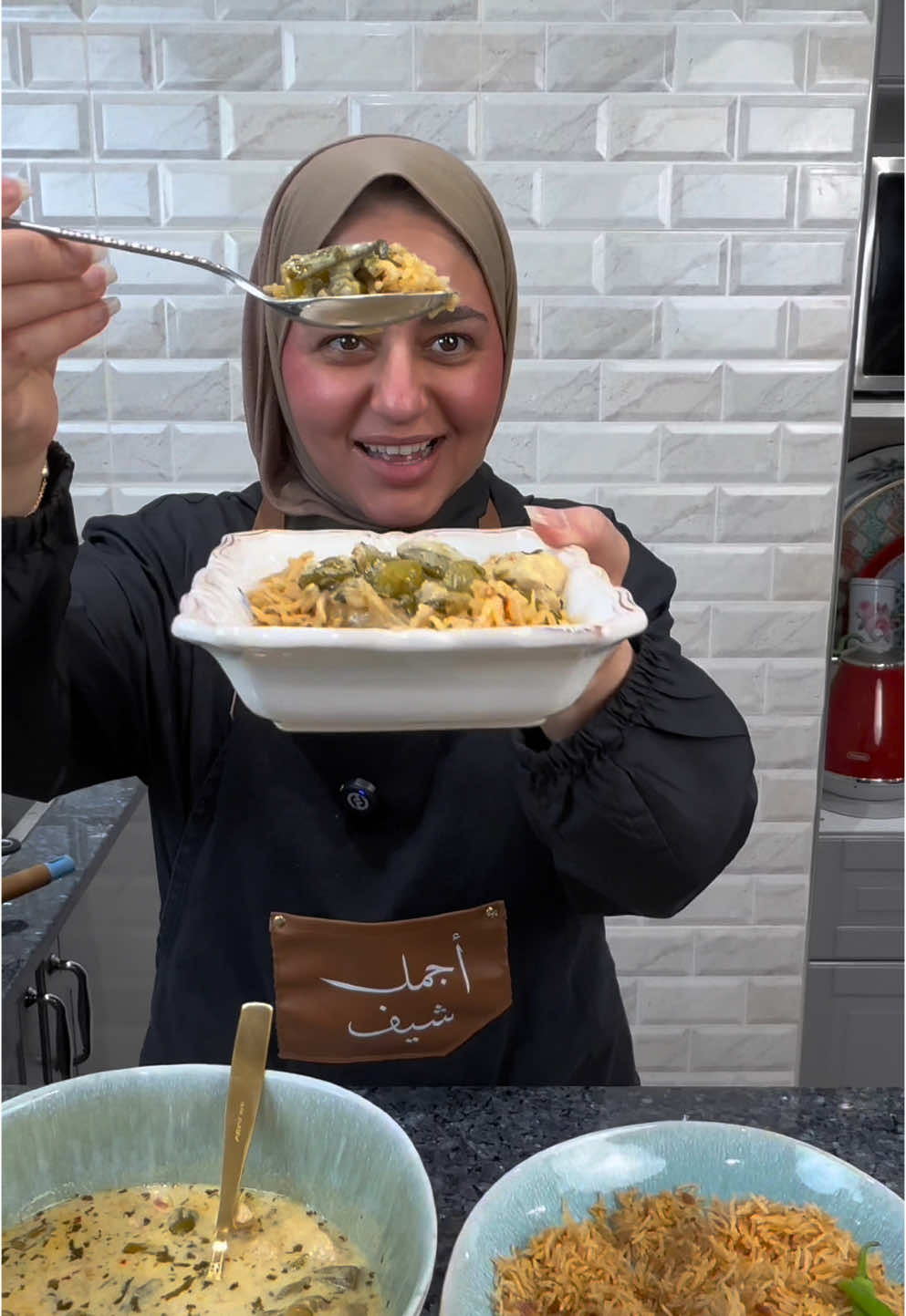الذ وصفة بامية مع الدجاج راح تاكلونها بحياتكم !!  بمكونات جدا سهله بس الخطوات يبيلها تحوفونها حوف  مكوناتها  صدور دجاج انا استخدمت ٦ صدور 🐓  🧄 ثوم بصل 🧅  بامية زيرو  معجون الطماط المجفف  كزبره خضرا 🍋 بشر الليمون  عصير الليمون  نشا ٧ علب روب ( زبادي )  بهارات ايطالية بهارات دجاج كركم وفلفل اسود وملح اما بالنسبة لملح الليمون اختاري وبس والله جربوها وعلينا وعلى عيونكم بالف عافية 🌷🌷 @mamas_kitchen82  #بامية #لبن #زبادي #دجاج #كويت #exploremore #explorepage #explore #اكسبلور_فولو