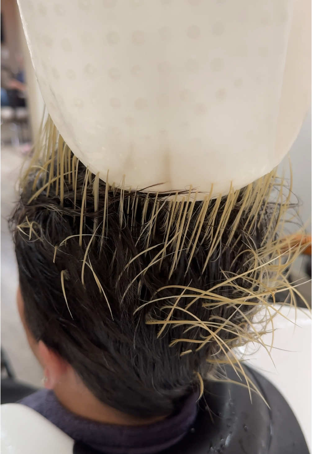 Cabelo curtinho e cheio de charme! Fizemos luzes na touca, que é a técnica ideal para distribuir as mechas perfeitamente em fios mais curtos. O resultado? Exatamente como ela queria: iluminado, moderno e super elegante. Estou apaixonada por essa transformação ♥️ 