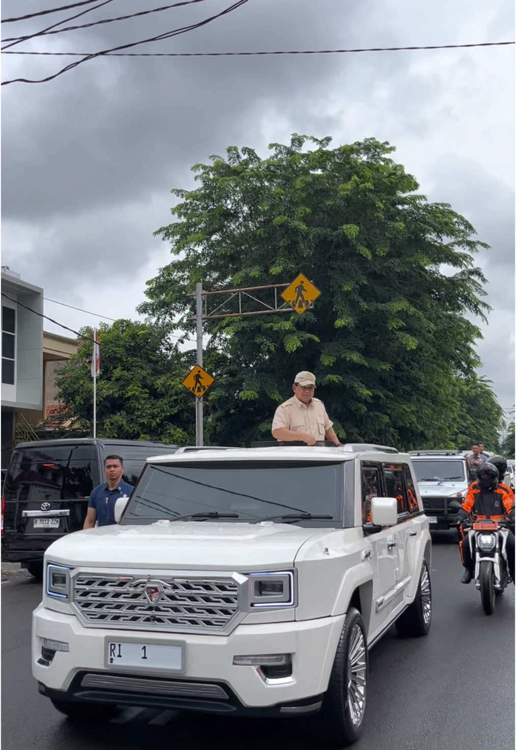 MasyaAllah bapak RI 1, i’m so lucky bisa sedeket ini. Bonus bapak Mayor Teddy keluar mobil 🥹🫶🏻 #presidenprabowo #mayorteddy #fyp #foryou 