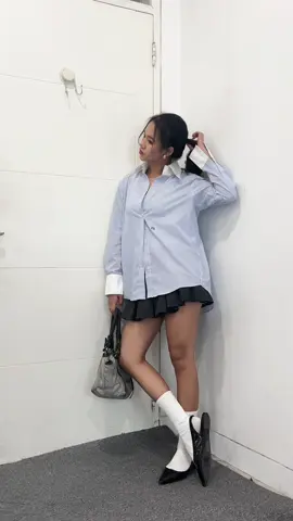 mix and match mini skirt with oversize shirt👔🩶 #miniskirtoutfit #outfitideas #casualoutfits #stripeshirt #kemejaoversize #kemejastripe #pinterestaesthetic #pinterestoutfit #pointeshoes #outfitcheck 