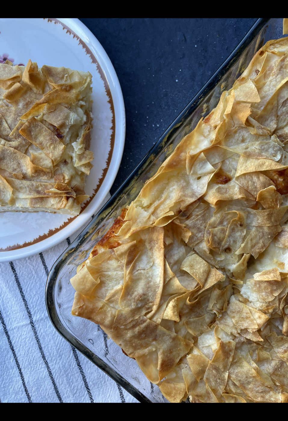 Börek ♨️MALZEMELER: 4 yufka (3te olur) 3 yumurta 1,5 bardak süt 1 çay bardağı sıvı yağ Tuz 1 maden suyu Lor ve kaşar peyniri ♨️YAPILIŞI: Bayatlayan yufkalarınızı çöpe atmayın! Sadece 5 dakikada hazırlayabileceğiniz pratik bir tarifle değerlendirin. Yufkaları katlayıp şeritler halinde doğrayın ve açın. Kırılmaları önemli değil. Bir kenarda 3 yumurta, 1,5 su bardağı süt, 1 çay bardağı sıvı yağ ve bir tutam tuzu karıştırın. Üzerine 1 şişe maden suyu ekleyerek çırpın. Tepsiyi yağlayıp yufkaların yarısını yerleştirin. Hazırladığınız sıvı karışımın yarısını üzerine dökün. Ardından lor peyniri ve rendelenmiş kaşarı damak zevkinize göre serpin. Kalan yufkaları ekleyip kalan sosu da dökün ve biraz bastırarak oturtun. Tepsiyi streç filmle kapatıp 1 saat dinlendirin. Ardından 180 derece fırında 50 dakika pişirin. Sonuç, su böreğini andıran nefis bir lezzet! Ramazan yaklaşıyor, sahur için harika bir alternatif. Akşamdan hazırlayın, sabah pişirin. Çok pratik! Peki sence tarif ne kadar pratik?