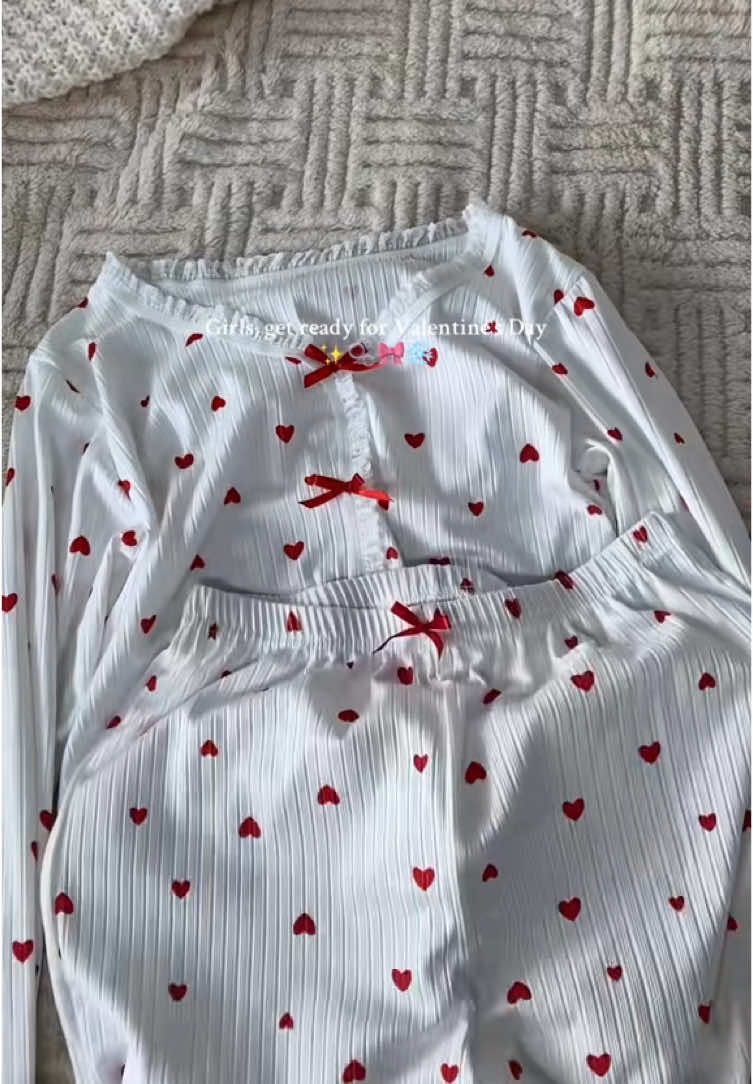 Pov: I’m just a girl who loves heart shaped things❤️❤️#pjs #pajamas #pyjama #seekpwesr #cozysthome #tiktokmademebuyit #spotlight #thatgirl #dealdrops #ValentinesDay 