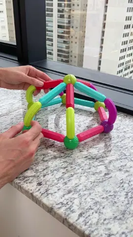🧩✨ A criatividade dos pequenos vai explodir com os Blocos de Montar Hastes e Bolas Brastoy! Com 128 peças magnéticas coloridas, eles podem criar formas geométricas incríveis, explorar novas possibilidades e aprender brincando! 🏗️ Além de desenvolver habilidades como coordenação olho-mão e pensamento espacial, as peças são seguras e feitas com material durável. É diversão garantida para crianças de todas as idades! 🎉 Perfeito para presentes de aniversário, Natal ou qualquer ocasião especial! 🎁 #CriatividadeSemLimites #BlocosMagnéticos #Brastoy #aprenderbrincando #DesenvolvimentoInfantil #brinquedoeducativo 