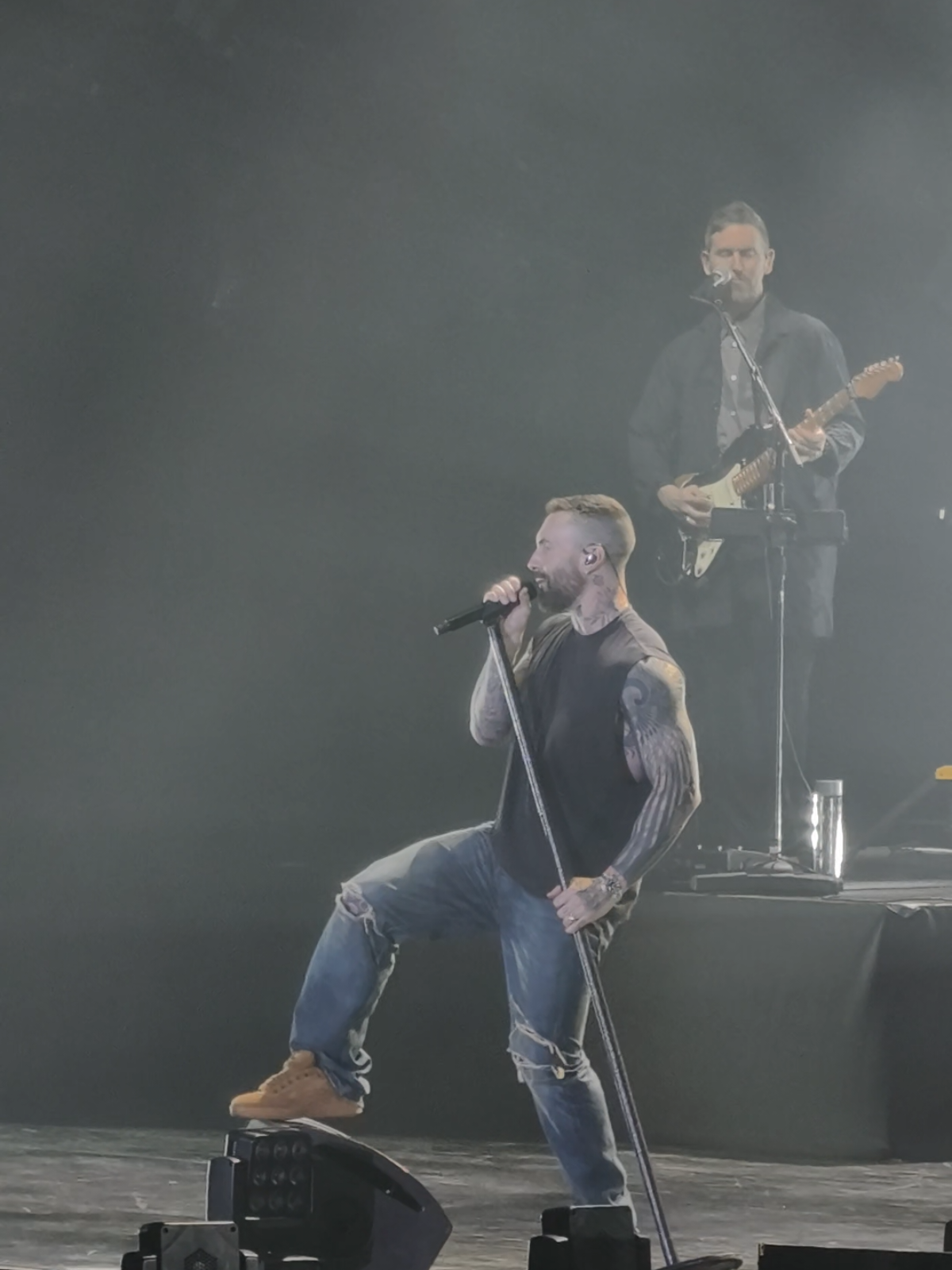 น้ำชริ้มไปก่อน อดัมเดินไปเดินมาทั่วเวที แพนกล้องตามแบบสุด #maroon5asiatourbkk #onemorenight #maroon5 #adamlevine #vivox200pro