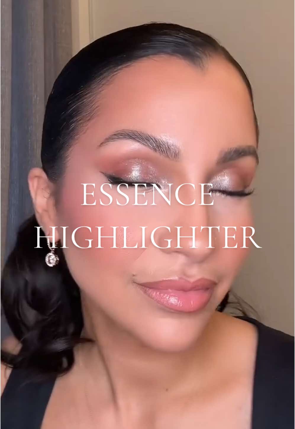 Wie findet ihr den Highlighter ? @essence cosmetics #essence #myheartbeatsdisco #makeupprodukte #makeuptipps #hacks #makeuphacks #highlighter #lidschatten #glitterhighlighter #glitterlidschatten 