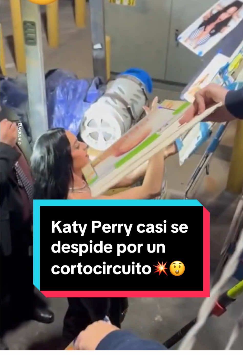 #KatyPerry casi se despide por un cortocircuito💥😲 #entretenews #cantante #autografos 