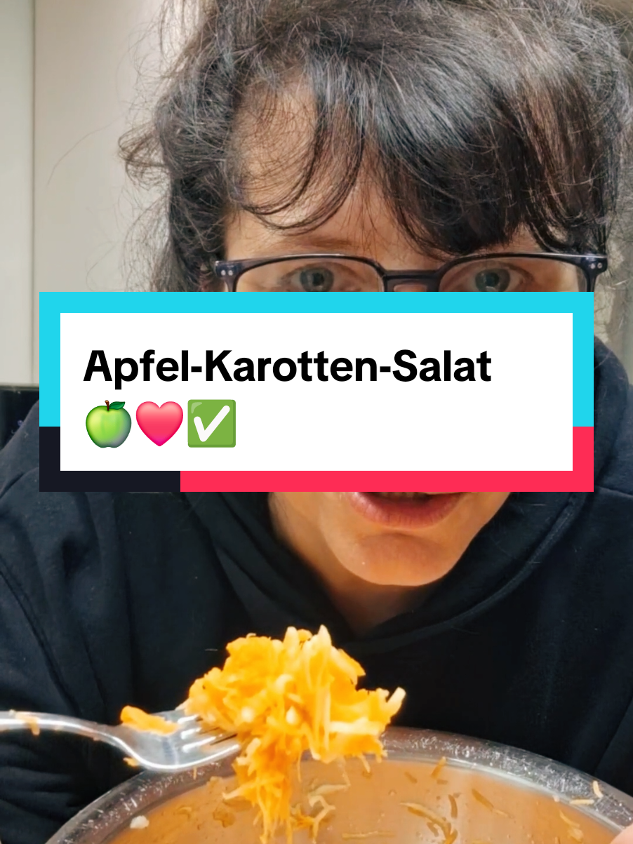 🥕 Möhren-Apfel-Salat – der einfachste & beste Salat der Welt! 🍏 Ganz ohne Küchenmaschine, aber voller Geschmack und Nährstoffe! 🥄 Zutaten für 2 Portionen: ✅ 3 Bio-Karotten (fein geraspelt) ✅ 2 Elstar-Äpfel (grob geraspelt) ✅ Saft von 1 Bio-Zitrone ✅ Optional: 1 TL Olivenöl, wenn der Salat pur gegessen wird 👩‍🍳 Zubereitung: 1️⃣ Karotten fein reiben, damit sie ihre Aromatik entfalten. 2️⃣ Äpfel mit der groben Reibe raspeln, für die perfekte Konsistenz. 3️⃣ Zitronensaft direkt über der Hand auspressen, um die Kerne aufzufangen. 4️⃣ Alles gut vermengen – fertig! 5️⃣ Tipp: Falls du den Salat solo genießt, gib 1 TL Olivenöl dazu, für eine bessere Nährstoffaufnahme. 💡 Warum ist dieser Salat bloß so gesund? ✔️ Stärkt das Immunsystem – Karotten & Äpfel liefern reichlich Vitamin C & Antioxidantien! ✔️ Gut für die Verdauung – Ballaststoffe aus Karotten & Äpfeln unterstützen einen gesunden Darm. 👇 Bist du Team „solo genießen l“ oder „als Beilage genießen“? Schreib’s in die Kommentare! 😊 #LebensfreudeDurchEigenverantwortung #DorisBolle #RestelosGlücklich #BolleKochEinfach #Selbstgemacht #GesundUndLecker #MöhrenApfelSalat #OhneKüchenmaschine #EinfachNachhaltig #ErnährungMitKöpfchen #BolleMachtEinfach #GesundeErnährung #SchnellUndLecker