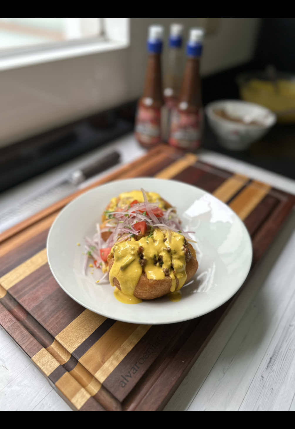 PAPA RELLENA DE LOMO SALTADO 🔥  . Usando mi salsa ya lista de lomo saltado de mis amigos de @Productos Foch  . Ingredientes: - 1.5 kg de papa rosada - 1.5 kg de papa yungay - 1/2 kilo de bistec  - 3 cebollas  - 3 tomates - 1/2 culantro  - 1 paquete de chuño - 1 tza de harina sin preparar  - 1 tza de harina preparada  - Aceite vegetal  . . .  #paparellena #tiktokrecetas #publicidad #lomosaltado #alvaroenlacocina #perú #gastronomiaperuana 