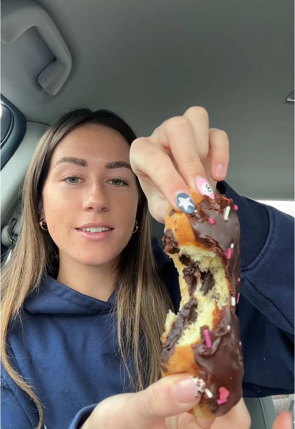 My stomach kinda hurts now, but i still don’t regret my purchase😋 #dunkin#dunkindonuts#dunkinvalentines #browniebatterdonut #tastetest @Dunkin' 