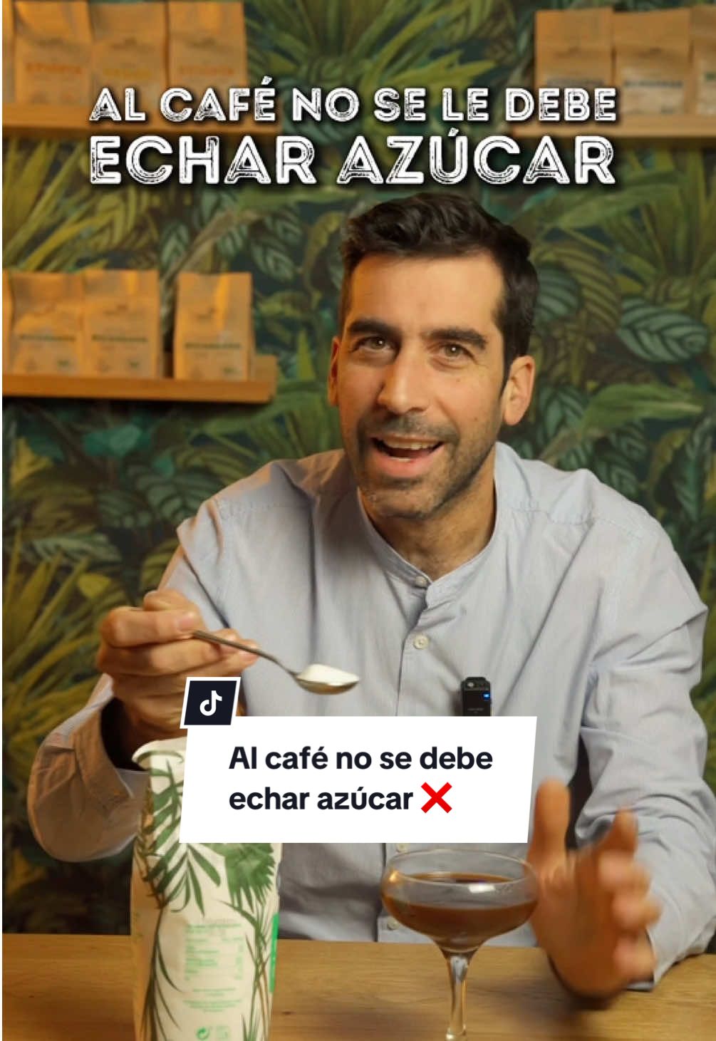 Al café no se le debería echar azúcar y te cuento las razones en este vídeo Estamos acostumbrados a consumir mal café, de baja calidad, muy amargo y con sabor a quemado, por ello le tienes que echar azúcar Pero si te pasas a un buen café, un café de especialidad no será necesario Aunque eh, cada cual que haga lo que quiera con su café Pero si quieres uno bueno, haz clic en el enlace de nuestro perfil #café #cafedeespecialidad #cafeespecial #cafe 