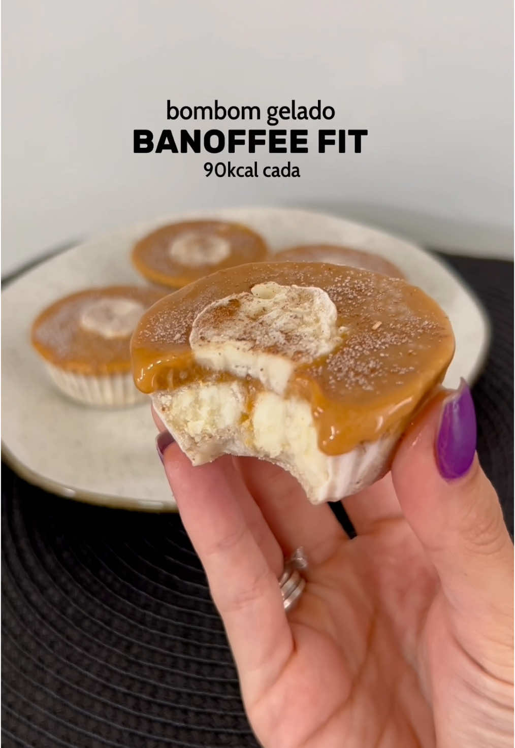BANOFFE FIT GELADO 50g leite em pó desnatado  1 banana  40g de doce de leite Canela a gosto (opcional) Misture água aos poucos no leite em pó, acrescente as bananas cortadas e a canela. Dilui o doce de leite com água morna aos poucos.  Coloque em forminhas ou qualquer outro refratário que possa ir ao freezer de 2 à 3 horas.  Obs: pra deixar mais proteico pode dividir metade leite em pó e metade whey de sabor neutro. 4 unidades 90kcal cada.  . #daily #docefit #docefacil #docefitness #banoffee #explore #dieta #motivation #receitafacil 