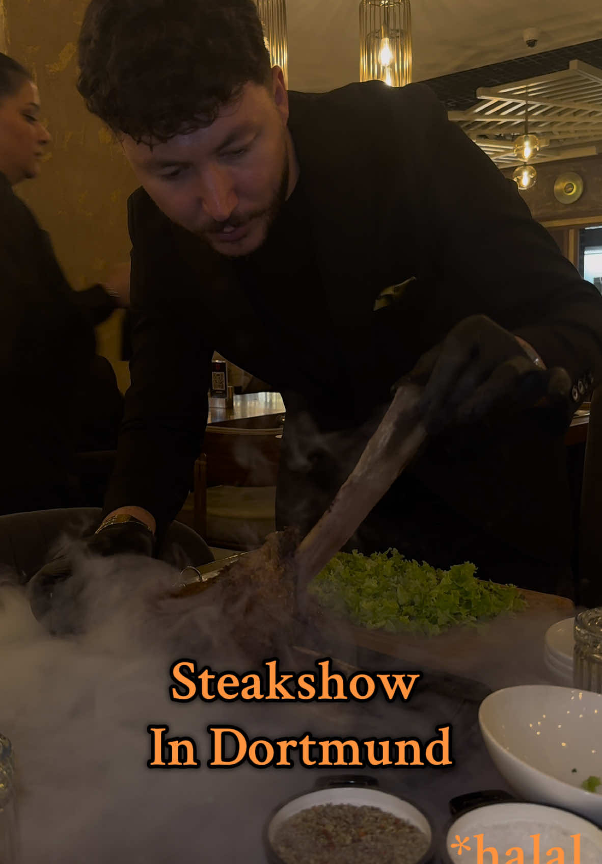 Helal Steakhouse in Dortmund, NRW🥩🔥🔪 bei @Beymen Steakhouse & Cafe findet ihr neben saftigem Steak auch andere türkische Spezialiäten. Mein absolutes Favorit war der Asado Fleisch! Sowohl Quali als auch Service waren top👍🏽 natürlich ist das Fleisch komplett halal. Zudem wird auch auf Alkohol verzichtet⭐️ probiert es aus und überzeugt euch selbst🫶🏽 @Beymen Dortmund #beymen #steakhouse #steak #turkishfood #foodspot #nrwfoodspots #nrw #halalfood #helal #dortmundfoodspot #dortmund #restaurant #fyp #foru #viral_video 