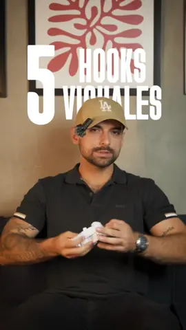 5 hooks visuales que van a evitar que tus videos se vuelva aburridos 🥱  1️⃣ Arroja un objeto 🫳 2️⃣ Cruza la calle 🚶 3️⃣ Siéntate y empieza tu video🪑  4️⃣ Graba desde arriba 🤳 5️⃣ Hook del fuego 🔥  Ponte las pilas👀, aplica estos hooks y crea contenido que realmente engancha🔥. Si te gustaron déjanos saberlo 💬 #hooks #ediciondevideo #viral #creadoresdecontenido #communitymanagers #emprendedor #marketingdigital #contenidocreativo #negociosdigitales
