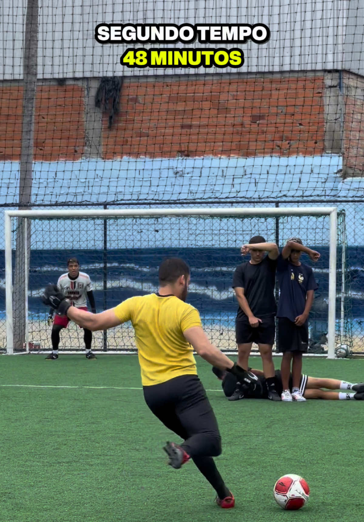 Quando o goleiro quer ser igual o Rogério ceni.#futebol #goleiro 