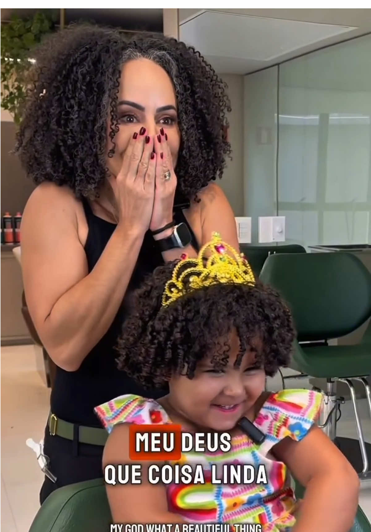 Uma princesa linda e cacheada passando no seu feed. 