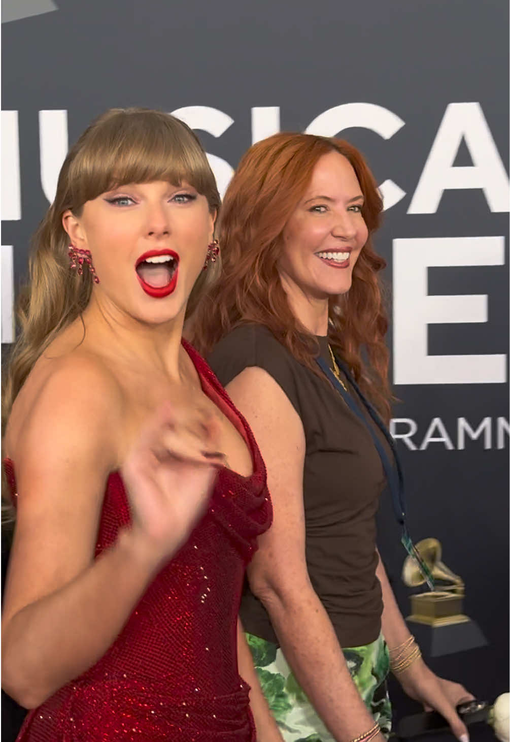 she recognizes her latino 🇲🇽 fandom from a mile away te amo taylor ♥️  #grammys 