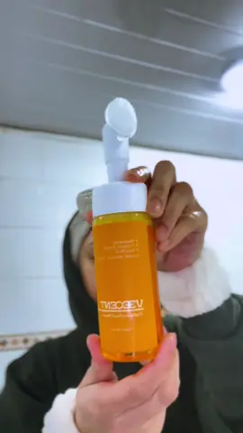 I’ve forgotten about my tumeric soap since I started using this.. so much more convenient, leaves my face bright, glowy & hydrated.. in love with the lemon scent on it 🫶🏻🍋  #tumeric #skincare #tumericcleanser #tumericpads #SelfCare #glow #lemon #brightskin #hyperpigmentation #tiktokshop #fyp #tiktokmademebuyit 