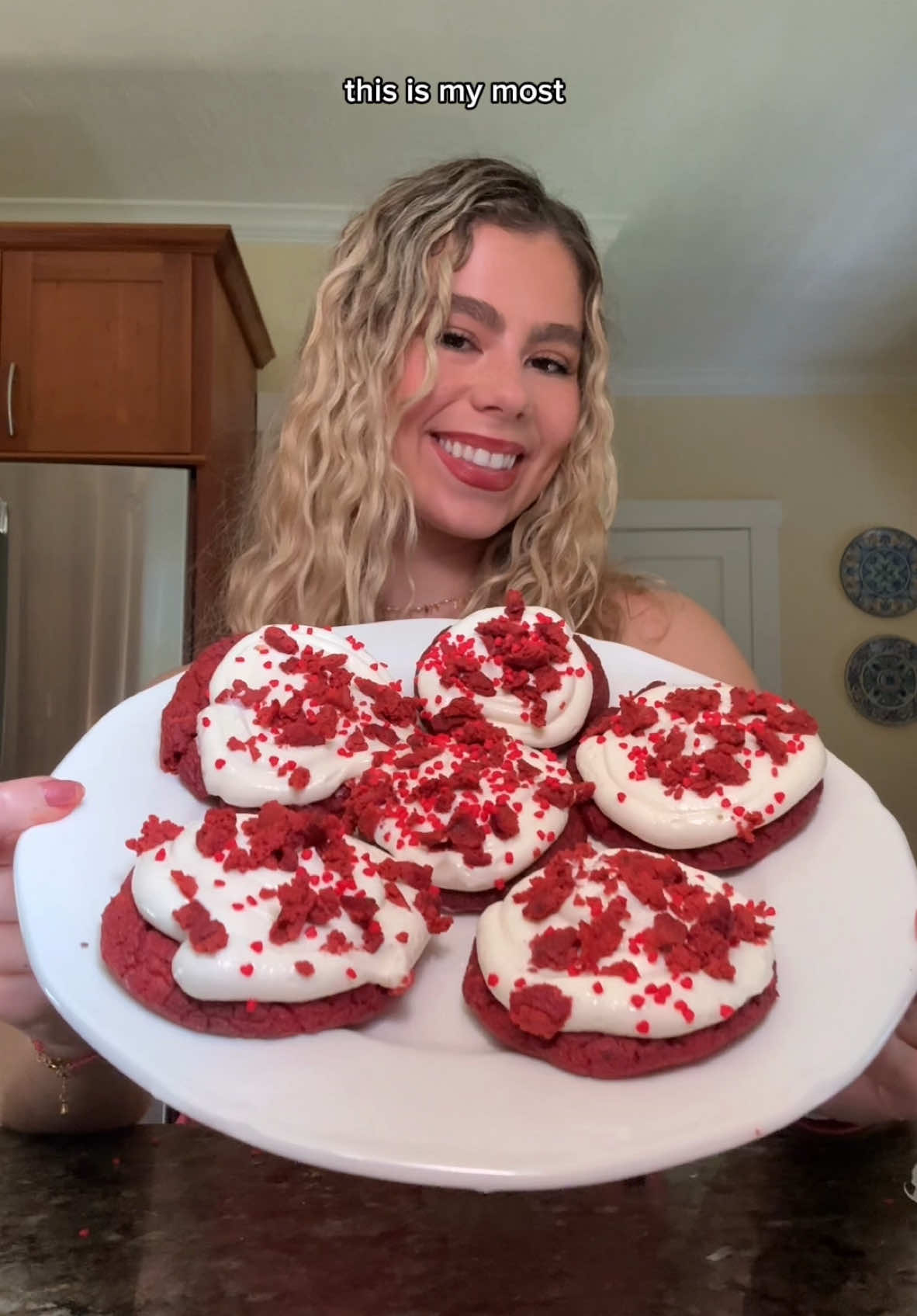 I red (velvet) your mind with this one ❣️[~160 cals 19g protein] - My cookbooks are 50% off for v-day! Find them in my bio 👀💖 - (Cookie) ✰ 1/2 cup (120g)0% Greek yogurt ✰ 1/2 cup (120g) pumpkin purée ✰ 1 egg ✰ 1/3 cup (67g) monkfruit ✰ 1 tsp (4g) vanilla ✰ 1 tsp (5g) red gel food coloring  ✰ 3 tbsp (15g) cocoa powder ✰ 3 Tbsp (21g) coconut flour ✰ 1/4 cup (31g) flour ✰ 1 scoop (37g) protein (I used 1UP Birthday Cake - code fitfoodie :)) ✰ 1/2 tsp (2g) baking soda ✰ 1 tsp (5g) apple cider vinegar  ✰ pinch salt (Frosting)  ✰ 1/2 cup (120g) Greek yogurt ✰ 1/2 cup (120g) fat free cream cheese ✰ 1/4 cup (30g) powdered monk fruit Directions ✰ 1/2 scoop (18.5) protein (I used 1UP Birthday Cake - code fitfoodie :)) 1. Preheat oven to 350 F 2. Cookie ingredients. 3. Using ice cream scoop, scoop dough into 6 balls. 4. Bake for about 12-15 min or until set.  5. Once cooled, combine frosting ingredients and frost 5 cookies. 6. Crumble remaining cookie on the rest and enjoy! Tips ♡ You can do full greek yogurt or cream cheese for frosting instead of half and half just account change in macros.  ♡ Sift cocoa powder to avoid clumps  ♡ Use a thick yogurt (my fav is fage).  ♡ Keep an eye on the cookies! Take them out when they are just set. do not over bake or you’ll ruin texture. ♡ Put them in the fridge! The texture and flavor is even better chilled! Makes 5 cookies (macros for one)  Cals 160 fat 2g carb 15g protein 19g