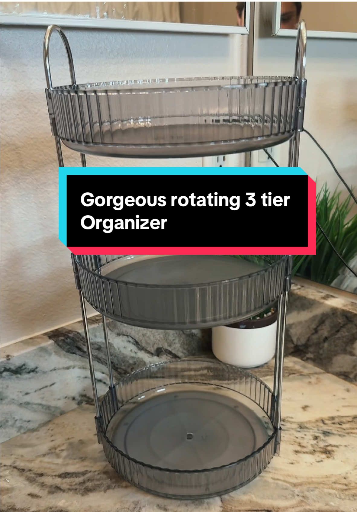 Such a great way to organizer all your skin care and hair care products 🩷 #skincareorganizer #3tierorganizer #rotatingorganizer #tiktokshopjumpstartsale #tiktokshopjumpstart #ttsdelightnow 