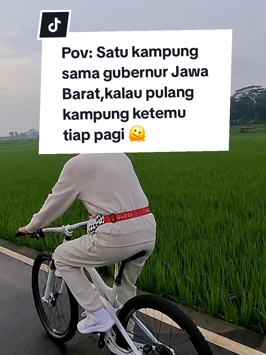 Jalan pagi di sawah lembur pakuan ketemu gubernur jawa barat 😍😊 @sii_hoo  #gubernurjawabarat #kdm #bapaaing #lemburpakuanchannel   #kangdedimulyadichannel #kangdedimulyadi #lemburpakuan 