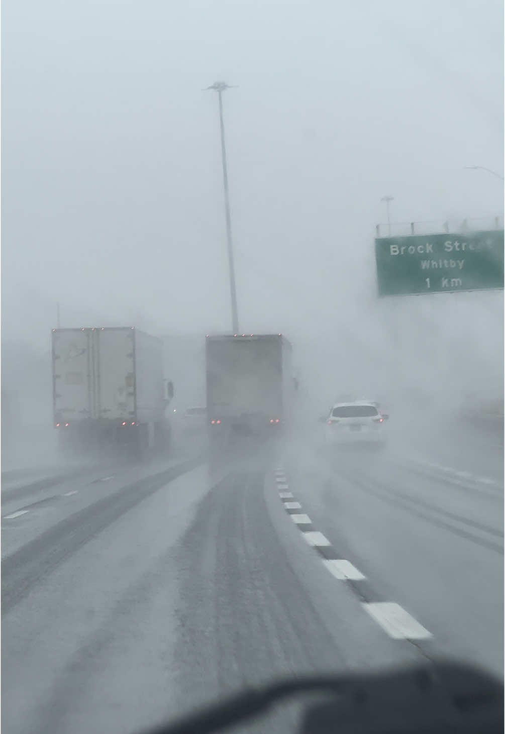 Bad weather Toronto 🇨🇦🇨🇦🇨🇦 . . . . . #badweather #weather #road #roadtrip #roadtraffic #toronto #highway #401 #highway401 #scarborough #torontolife #torontotiktok #tiktok #canada #canada_life🇨🇦 #canada🇨🇦 #canadaweather #canadatiktok #fy #fypage 