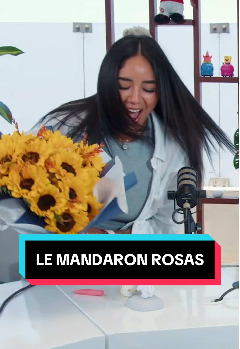 LE MANDARON ROSAS A ROXANA  . Siempre Tarde todos los Lunes, Miércoles y Viernes desde las 12PM a 2PM en YouTube por Zalo 🌊🔥@