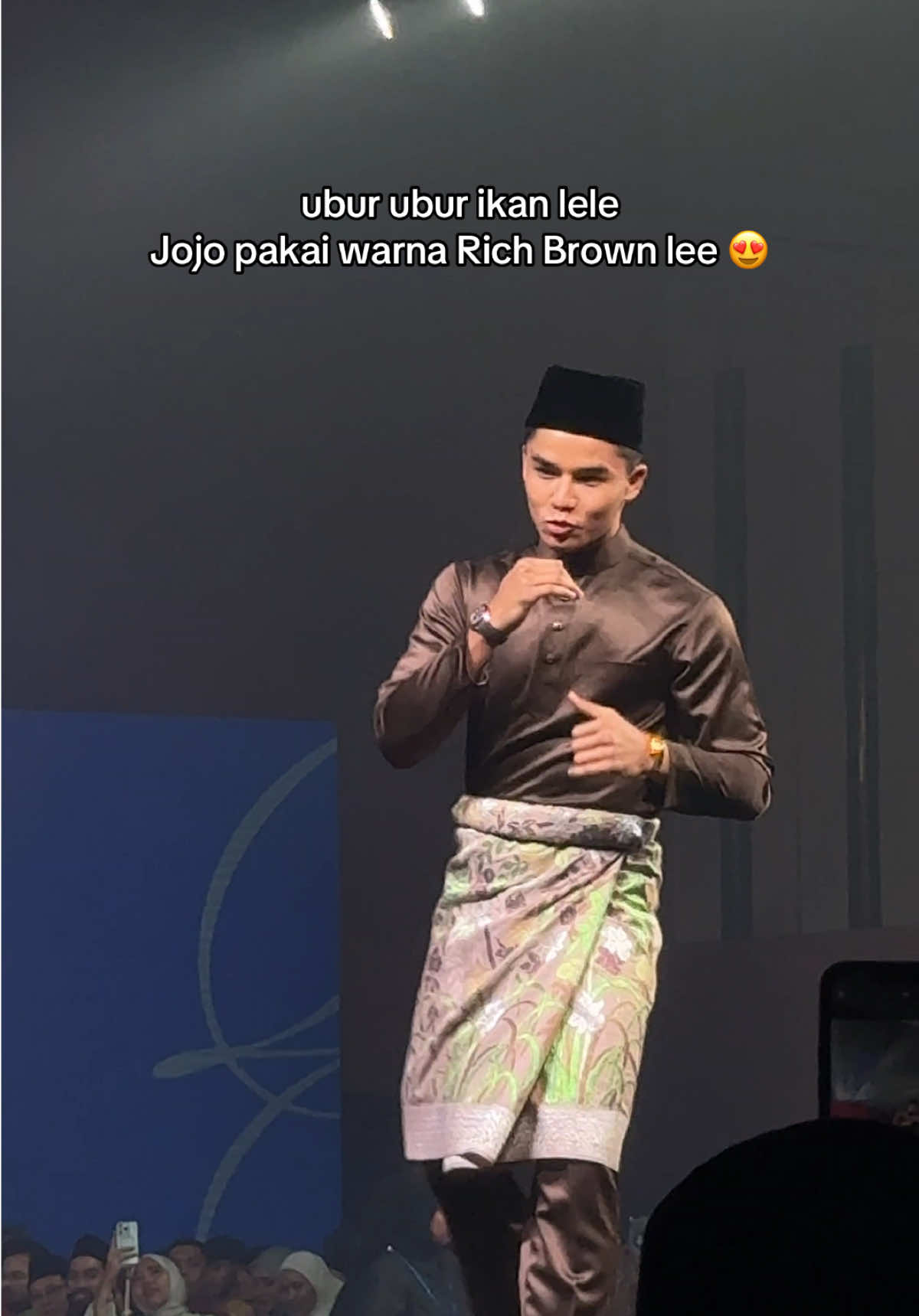 Segak abang Muay Thai kita Jojo pakai warna Rich Brown 😍 Patutla semua nak pakai warna Rich Brown tahun ni! *DAH BOLEH BELI BAJU RAYA DEKAT LIVE KITA ATAU SHOWCASE, TIKTOK ADA BANYAK VOUCHER 🤩 #bulanbintang #fashionshowbulanbintang2025 #bulanbintang2025 #jojo #jojomuaythai #muaythai #johanghazali #richbrown #bajumelayurichbrown #bajumelayu 