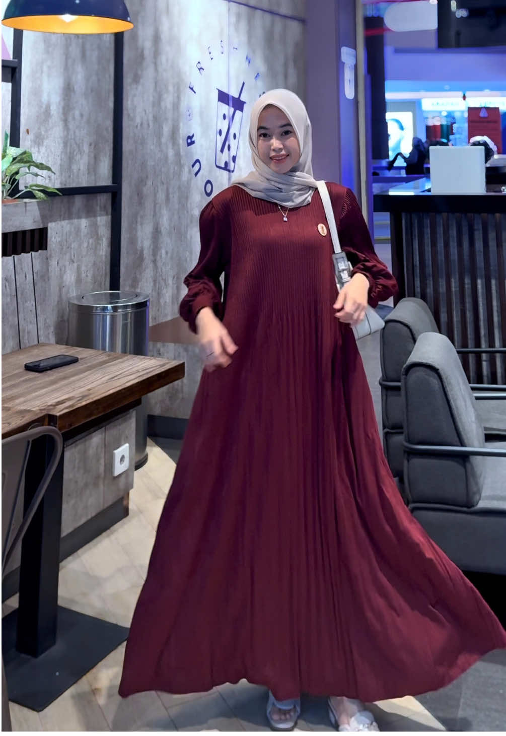 Spil outfit • Maxi dress plisket - Warna Maroon, cocok dipake buat hari raya 🛒🔥#fypviralシ #outfitideas #viraltiktok 