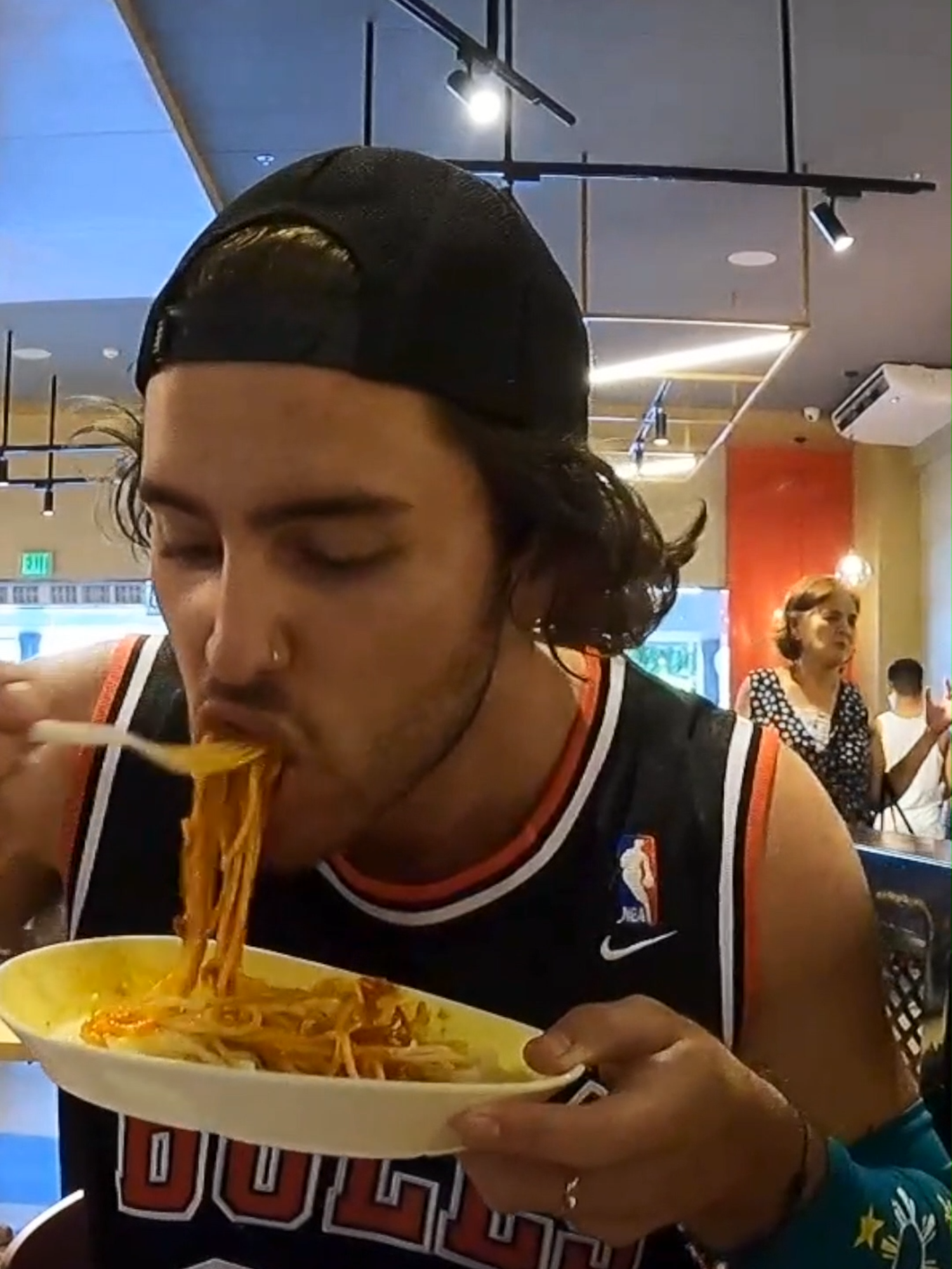 Trying the most famous food in The Philippines  🇵🇭