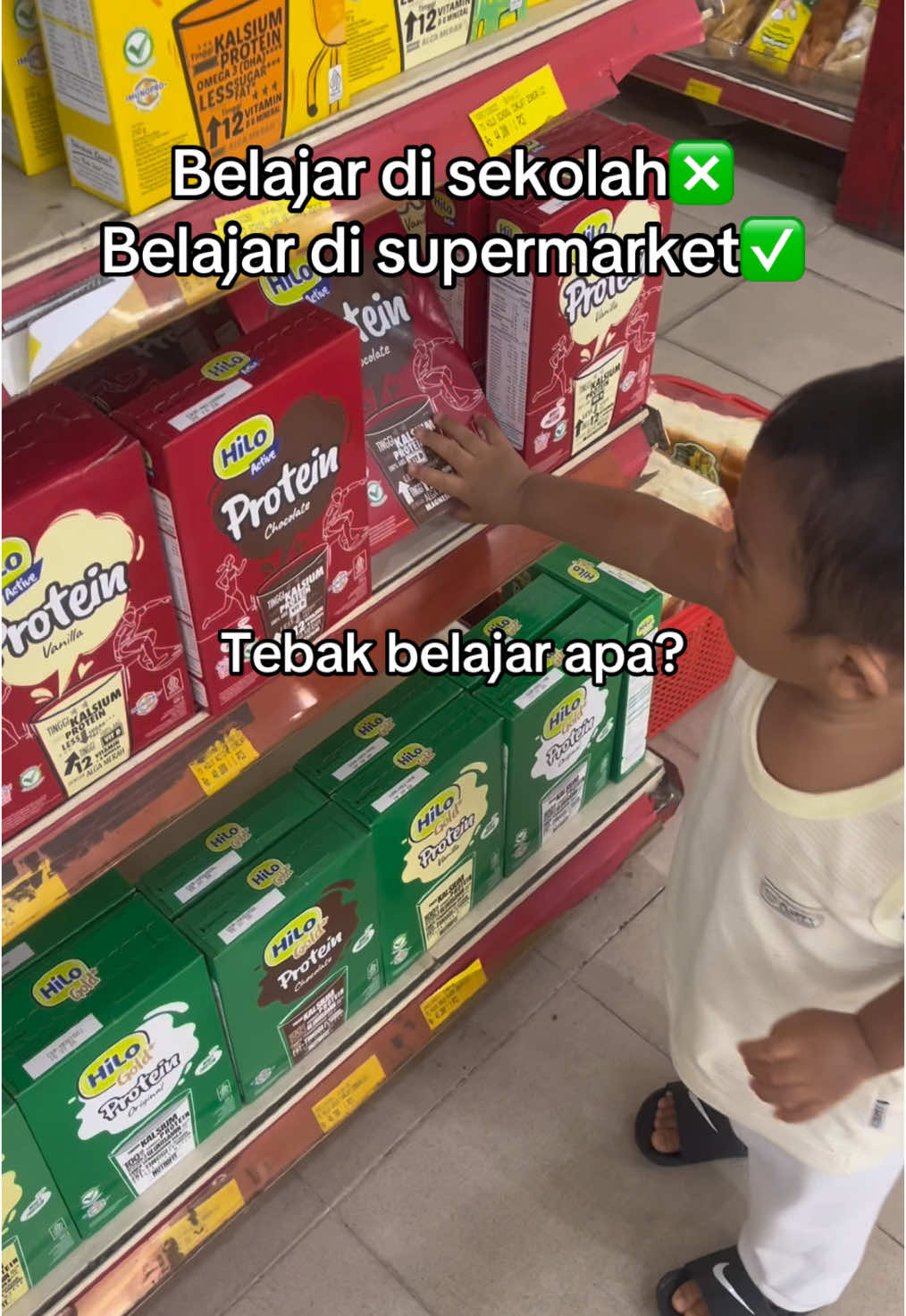 lagi ldm sama suami terus bosen bgt dirumah tp jg gamau keluarin duit banyak krn emg blm banyak duitnya😆😆 yaudah ngide belajar di supermarket, kebetulan zeba masih 1th masih blm tantrum kalo ga dibeliin jadi  barang-barang yg dia masukin ke keranjang aku ajarin lagi taro ditempat semula…. surprisingly, dia contoh dirumah  (next video ya) Boleh dicoba nih mam pap, biar anak juga mengenal aktifitas mama papanya  #idestimulasi #momsharing #fyp #beraktifitas #momlife #stimulasianak #bayi1tahun 