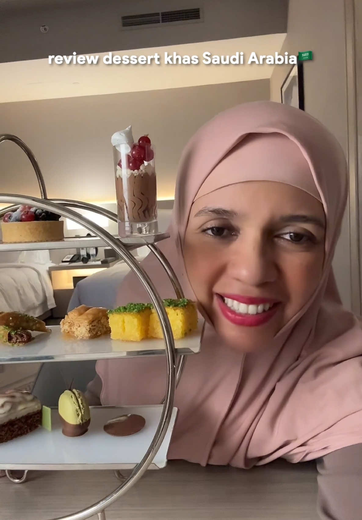 Nyampe di hotel ini welcoming refreshments-nya mashaa Allah so good & classy, and my favorite kurma mejol fully stuffed with pistachios & almond 👍🏻😋spill? it’s at a very comfortable & luxurious hotel #jumeirahjabalomarmakkah close to Masjidil Haram #makkah #dessert #review #foodreview 