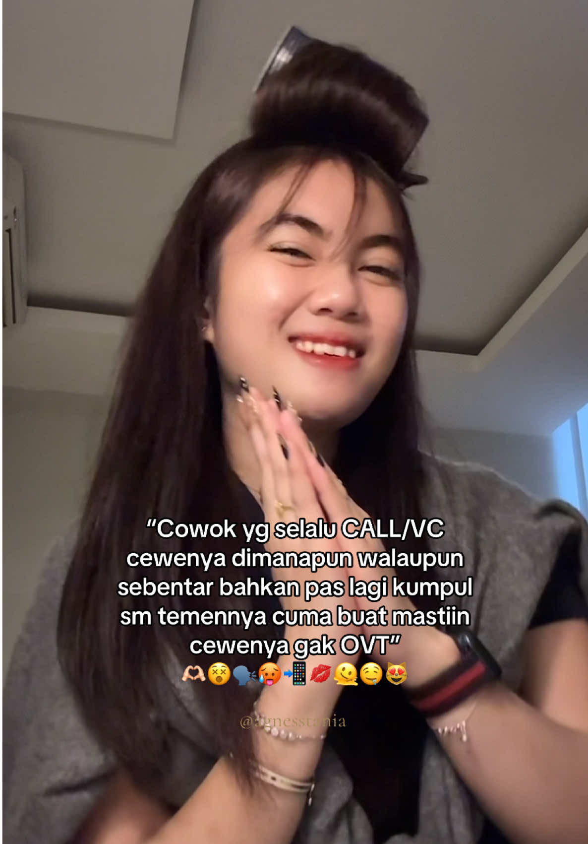 Bukan malah sok sbuk sendiri Semua tergantung cowony #agnesstania 