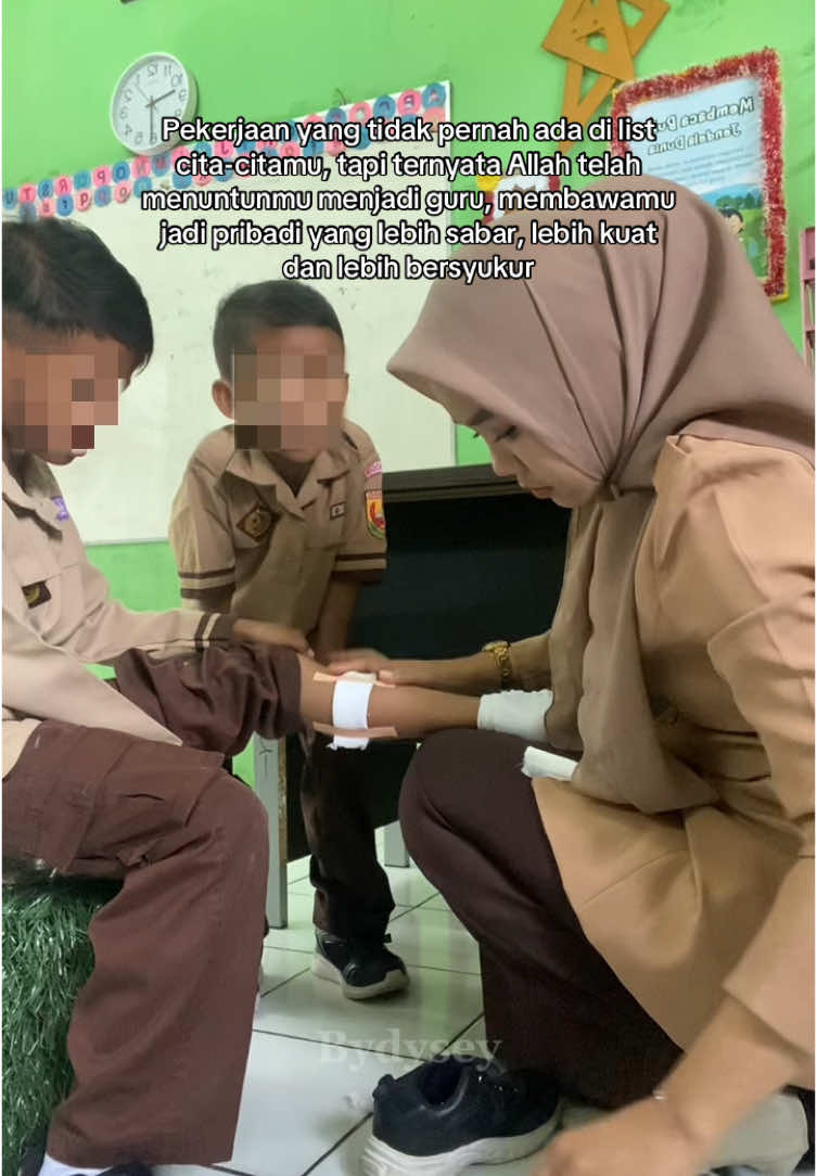 Pekerjaan yang tidak pernah aku sangka-sangka telah membawaku sampai hari ini, pekerjaan yang ga pernah ada dalam pikiranku tapi banyak memberikanku pelajaran🥺 kalau dulu ga dipaksa sama orang tua buat ambil kuliah jurusan keguruan mungkin aku ga tau kalau ternyata aku adalah alasan mereka datang ke Sekolah karena ingin mendapatkan kasih sayang🥺❤️  #fyp #foryoupage #gurumuda #gurutiktok 