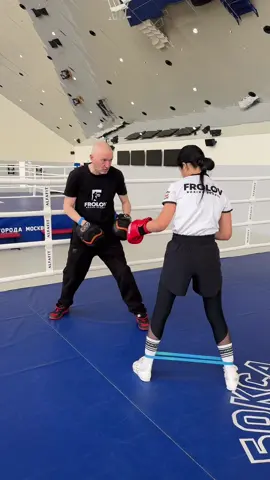 Учимся бить с опущенных рук! #бокс #женскийбокс #школабокса #рек #boxing #boxingtraining #fyp 