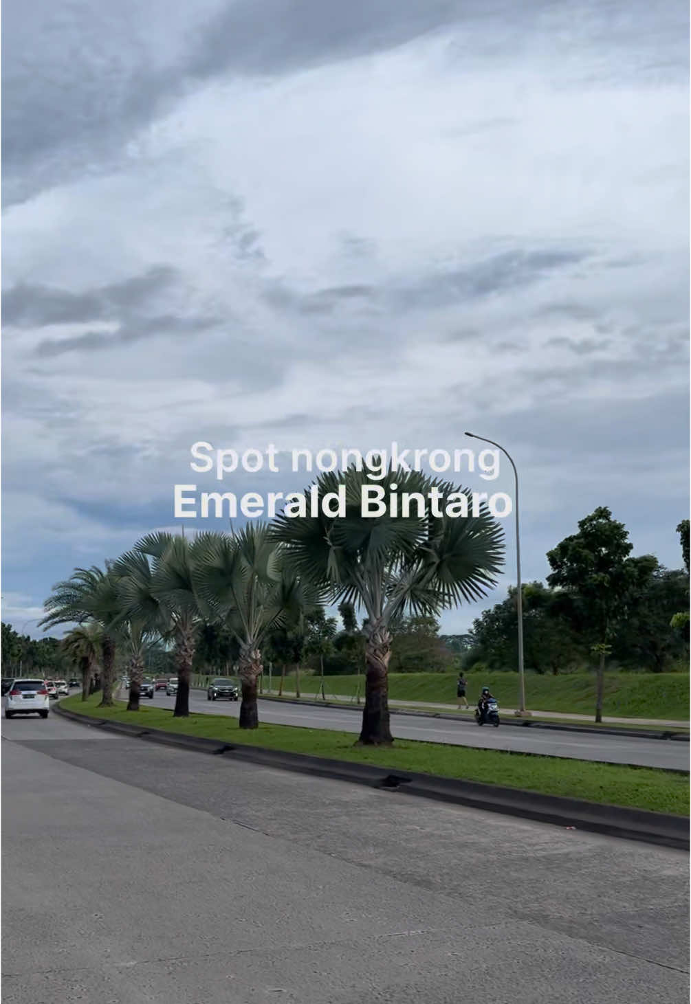 Emerald Bintaro 📍 Kalian bisa banget nih, buat yang mau nongkrong santai, lari sore maupun lari pagi disini, enak masih banyak hijau-hijaunya 😍 #tangsel #tangsellife #emeraldbintaro #bintaro #tempatnongkrongbintaro #fyp #visitplacerandom #visitplaceidn 