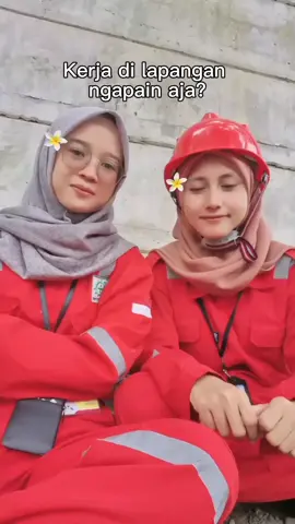 ubur-ubur ikan lele kerja di lapangan gak duduk doang le🤭⛑️👷🏻‍♀️ #safetygirl #safetyfirst #hseofficer #hseindonesia #keselamatankerja #infok3 #safetyman #firstaid #pertamina #pertaminaindonesia #infoloker  #fyp #fypviral #viraltiktok #anaklapangan 