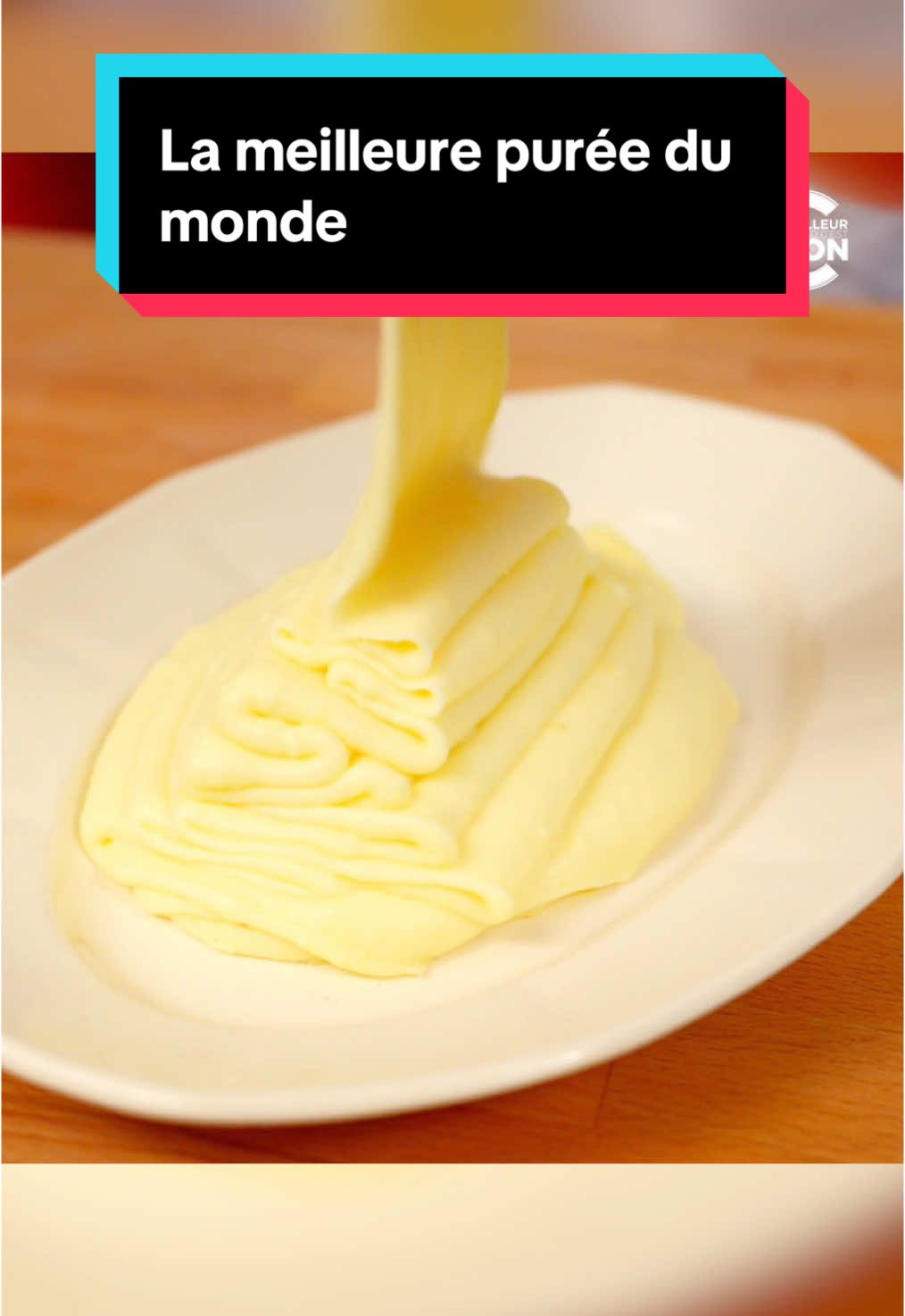 La meilleure purée du monde Aujourd’hui le chef de la brasserie Lipp, Pascal Jounault, qui a travaillé avec Joël Robuchon, nous montre comment réussir le plus simple et le meilleur de la pomme de terre : la purée. Pour 4 personnes  Temps de préparation : 40 min  Ingrédients  1 kg de pommes de terre  375 g de beurre  10 g de sel 10 cl lait  Saucisse  Ail Thym  Laurier  Vin blanc  Sel  Plongez les pommes de terre, de taille similaire, dans une casserole d’eau froide, ajoutez 10 g de sel.  Portez à ébullition. Une fois que l’eau bout, baissez le feu pour qu’il n’y ait qu’un frémissement de l’eau. Couvrez et attendez 25 à 30 minutes.  En attendant, coupez le beurre en petits morceaux et placez-le au réfrigérateur. Pour savoir si les pommes de terre sont cuites, piquez-les avec un couteau ; si elles glissent, c’est qu’elles sont cuites. Égouttez et épluchez les pommes de terre.  Mixez-les. Mélangez bien, puis ajoutez le beurre petit à petit et le lait si besoin. Continuez de mélanger jusqu’à servir.  Bonus : Une fois tout le beurre incorporé, passez la purée au tamis pour un effet restaurant étoilé.  Faites cuire la saucisse dans un fond d’huile, ajoutez de l’ail en chemise, des branches de thym et une feuille de laurier. Une fois que la saucisse est cuite et a rendu son suc, déglacez au vin blanc. Servez et dégustez. #cestmeilleurquandcestbon #recette #cuisine #puree