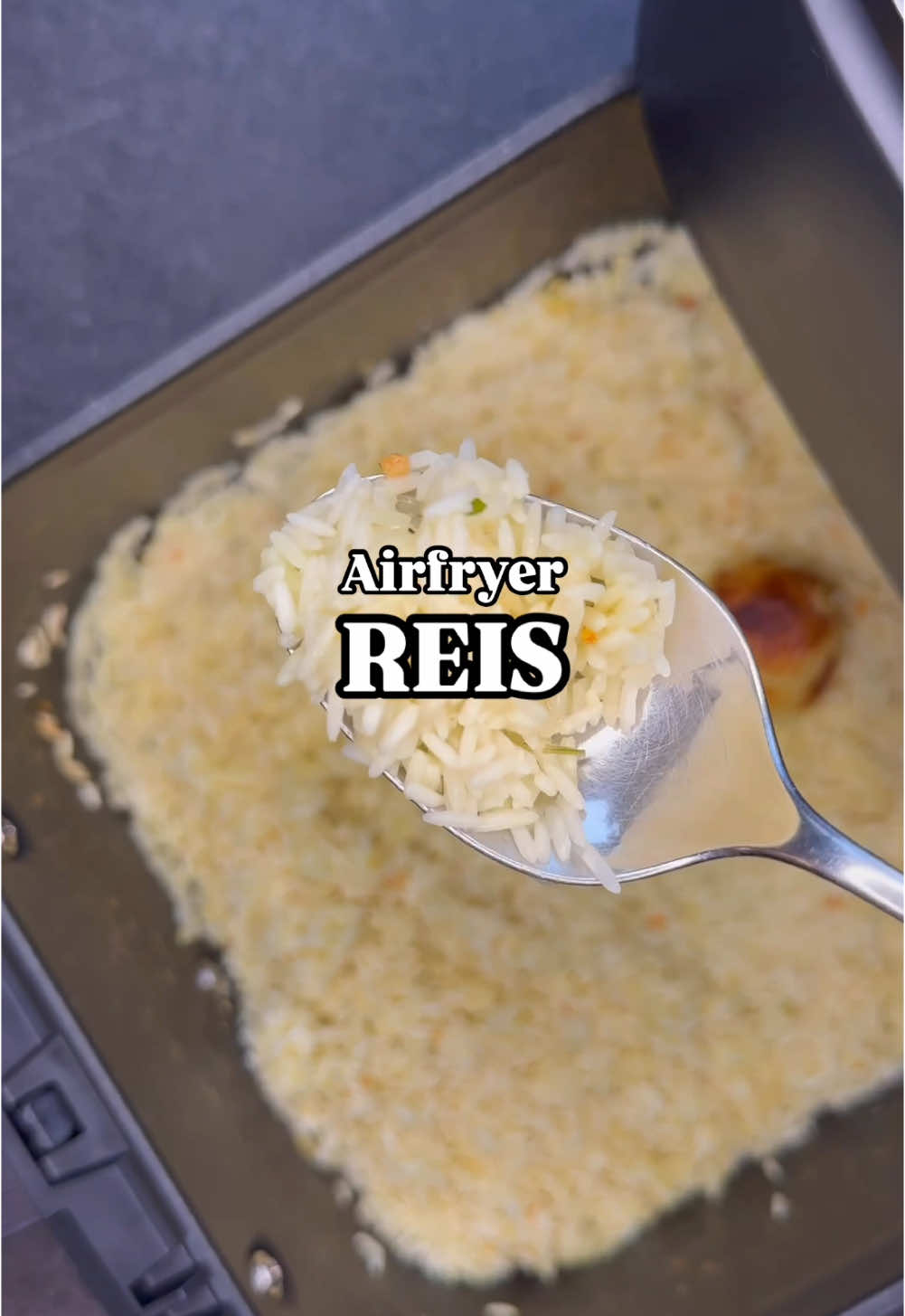 Reis aus dem Airfryer 🍚 -Reis -Gemüsebrühe -Zwiebel -Butter Bei 180Grad 25-30 Minuten . Lass es euch schmecken 🫶  #airfryer #reis #schnellerezepte #kochenmitcosori #foodtrend  @airfryer.tariffleri danke für deine Inspiration ☺️(Instagram)