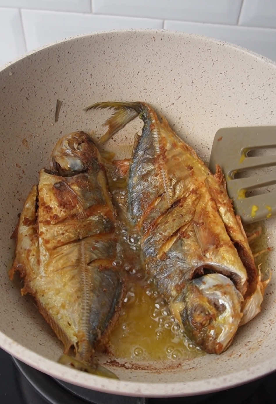 tips kering keriuk ✅  save dulu terus bikin . Resep ikan bawang putih  Bahan-bahan :  - 3 ekor ikan kembung (bersihkan, lalu kerat2)  - 1 sdt kaldu bubuk  - garam secukupnya Bumbu haluskan:  - 4 baput  - 2 bamer  - 1 ruas jahe  - 1 ruas kunyit  - 1 sdt ketumbar bubuk Notes :  - Marinasi ikannya supaya bumbu lbh meresap. Resep Sambel cek komentar ya tips lain juga  #resep #resepikan   #reels #masakdirumah #resepsimple #resepsimple #masakyuk #masaksimple #ikangoreng #sambeldadak #kelilingindonesia