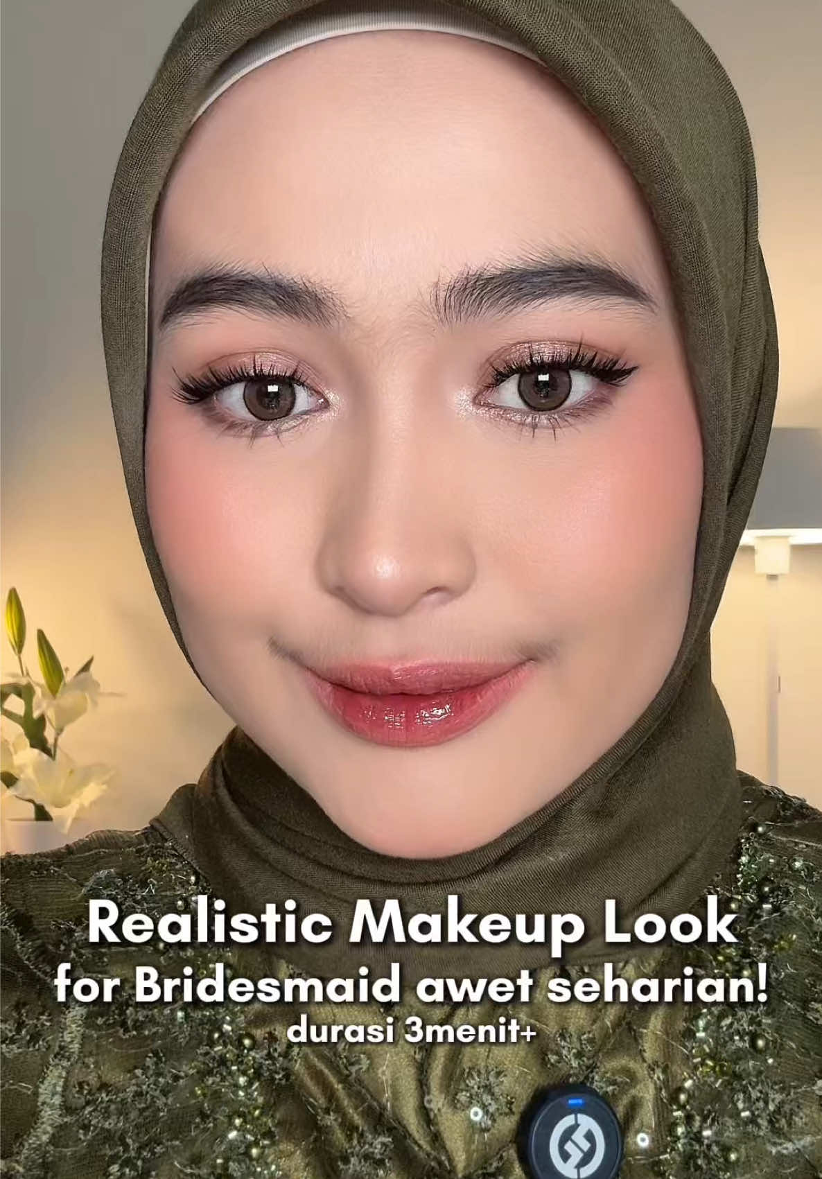 Demi apaa ini looknyaa cakep banget aku syukaaa! Looknya netral bisa dipake untuk acara formal apapun🥹🥹 dan pastinyaaa ini awet yaaa! Complexionnya udh yang paling nampol! Product details :  ✨ Softlens - Olens Ring brown ✨ Embryolisse creme ✨ D’alba first spray serum ✨ MOP primer ✨ YSL cushion - B30 ✨ Luxcrime - hazelnut ✨ MOP blush cream - 04 ✨ Charlotte tilburry - medium ✨ Somethinc hooman powder - neutral ✨ Somethinc brow wiz - gray brown ✨ Esqa browcara - clear  ✨ Makeover eyeshadow - hall of stars ✨ Guele eyeliner pencil ✨ Judydoll eyeliner - black ✨ Mlen diary - Cat eyelash ✨ Kissme heroine mascara - black ✨ Instaperfect blush - eclat ✨ Dior palette - universal ✨ Reveline lip cream - brown nude ✨ True to skin lip tint - choco nibs #makeuptutorial #tutorialmakeup #makeup #bridesmaidmakeup  