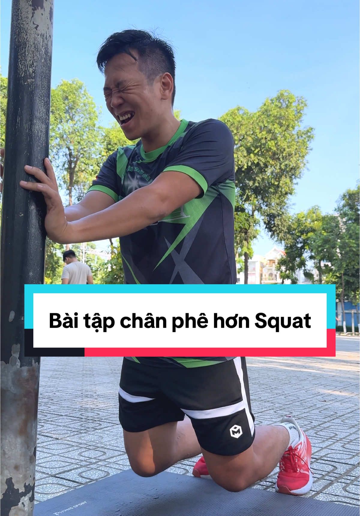 Anh em quên bài Squat hold đi, chơi thử bài này xem có phê tới nóc không nhé! Ai trụ nổi trên 1 phút cmt nghen! 🤣 #legday #legworkout #squat #tips #motivation #workoutmotivation #langhoaworkout #calisthenics #streetworkout #sonmonglep #congvienlanghoa #trending #workout #fyp #learn #how #strength #training #LHworkout #how #viral