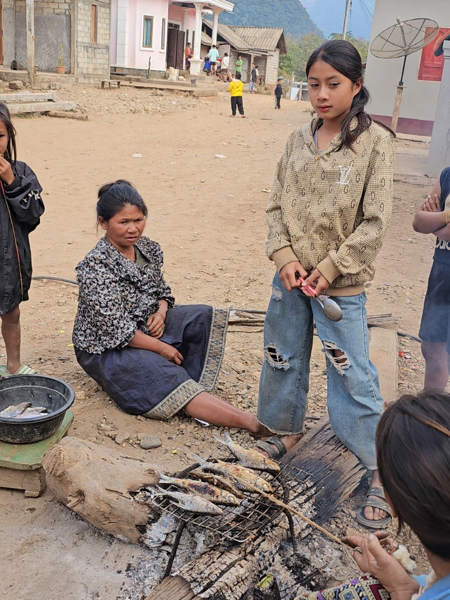 ຢູ່ບ້ານນອກຄອກນາກິນ ປູ ປາ ນົກ ຫນູຕາມທຳມະຊາດ #ounjaider #laos #ลาว #village 