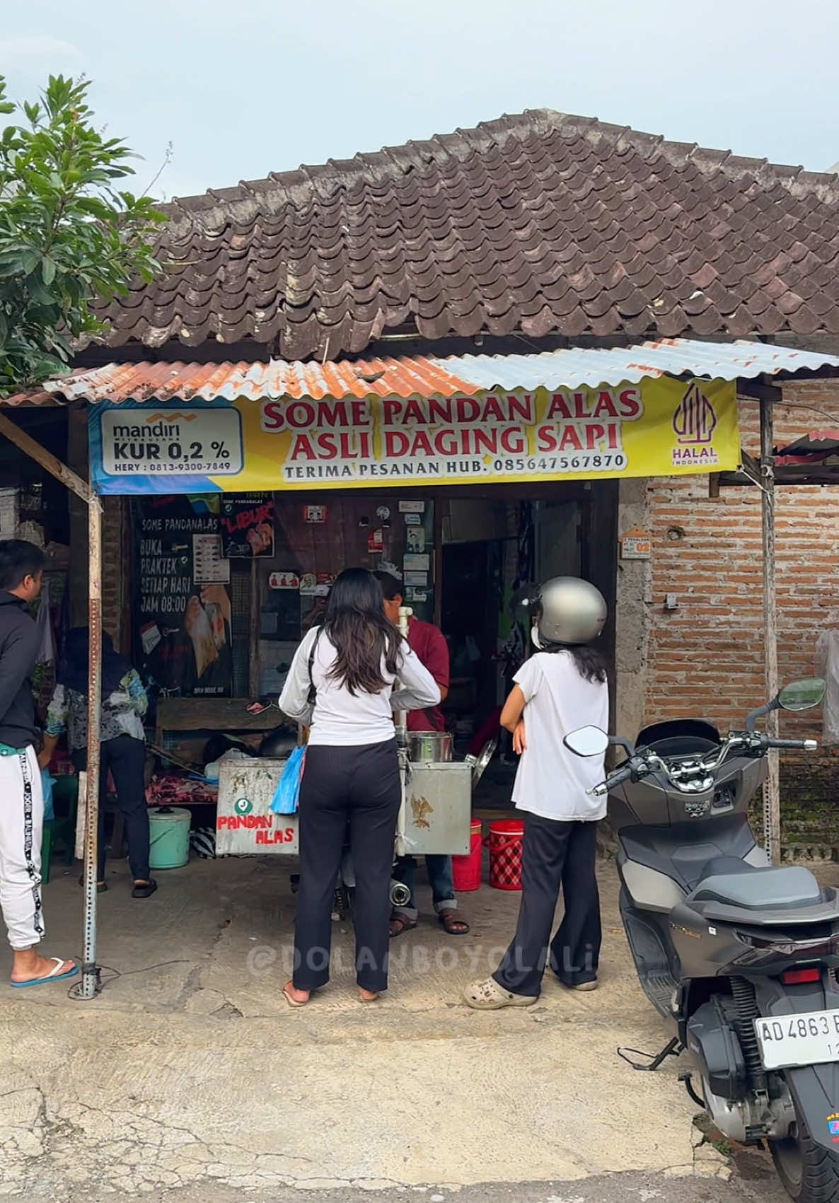 SOME PANDAN ALAS BOYOLALI 😍🫵🏽 Yang udah pernah nyobain pasti setuju kalo tahta tertinggi persomean di boyolali kota masih dipegang some pandan alas‼️ Somenya favorit banget, kenyal & daging nya berasa.. ditambah lagi sambelnya pedes nampol. Gak heran some yang jualan 2 sesi ( pagi dan sore ) ini laris banget. SOME PANDAN ALAS ( Sekarang jualan didepan rumah ) 📍 Tegalsari Siswodipuran Boyolali ( Belakang indomaret Pandanaran ) Sesi Pagi : 08.00 WIB - Habis Sesi Sore : 16.00 WIB - Habis #dolanboyolali #somepandanalas #boyolali #kulinerboyolali #boyolali