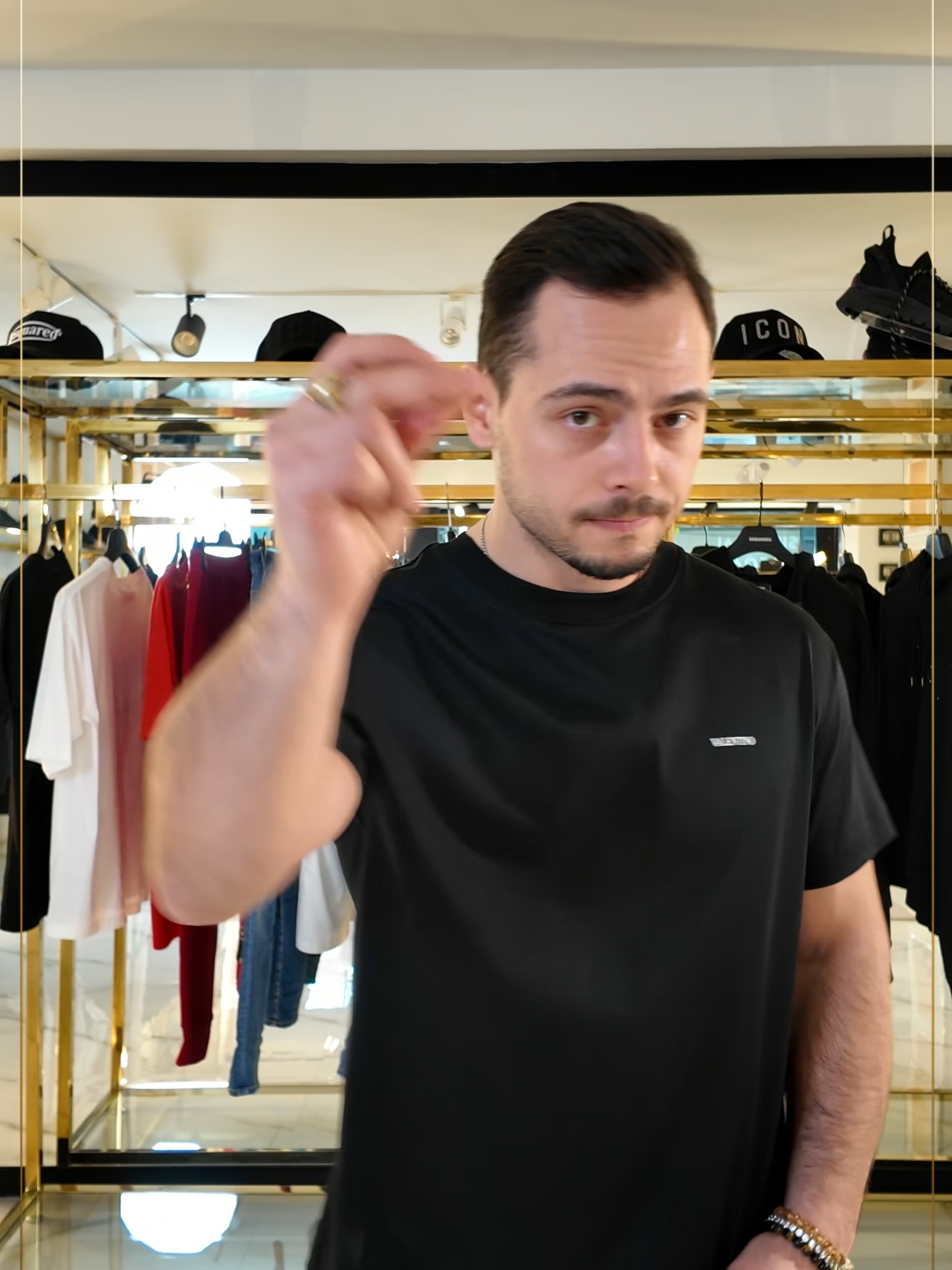 Minimalizëm, por me një ndikim të madh! 🖤 Koleksioni i ri i T-shirt-ve Valentino është këtu! 🔥 ☑ Dizajn i pastër ☑ Stil i pakohë ☑ Klas me çdo veshje Perfekt për kombinime elegante ose streetwear, këto T-shirt janë must-have për garderobën tënde! 📍 Gati për një upgrade në stil? Vizito PRIVE dhe siguro një nga këto copëza mode! 🛍️ . . . #foryoupage #viral #trending #PRIVEFashion #Valentino #ValentinoTshirt #PriveTirana #LuxuryFashion #MinimalistStyle #MensFashion #Streetwear #HighEndFashion #ClassicStyle #AlbanianLuxury #Moda #TiranaStyle #FashionStatement #NewCollection #Elegance #DesignerWear #SimpleButStylish #LuxuryLife #PremiumQuality #TrendyLooks #fyp #4you #OOTD