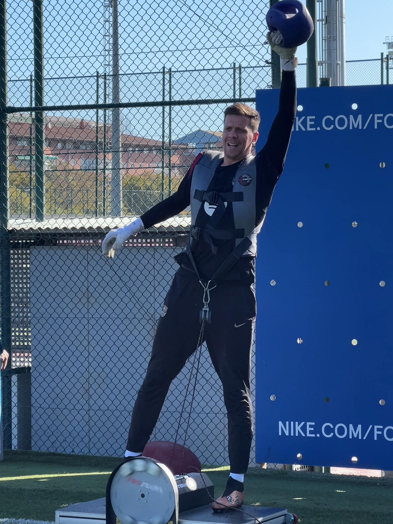 One more rep, Tek! 🏋️ #fcbarcelona #barçaontiktok #barcelona #szcesny