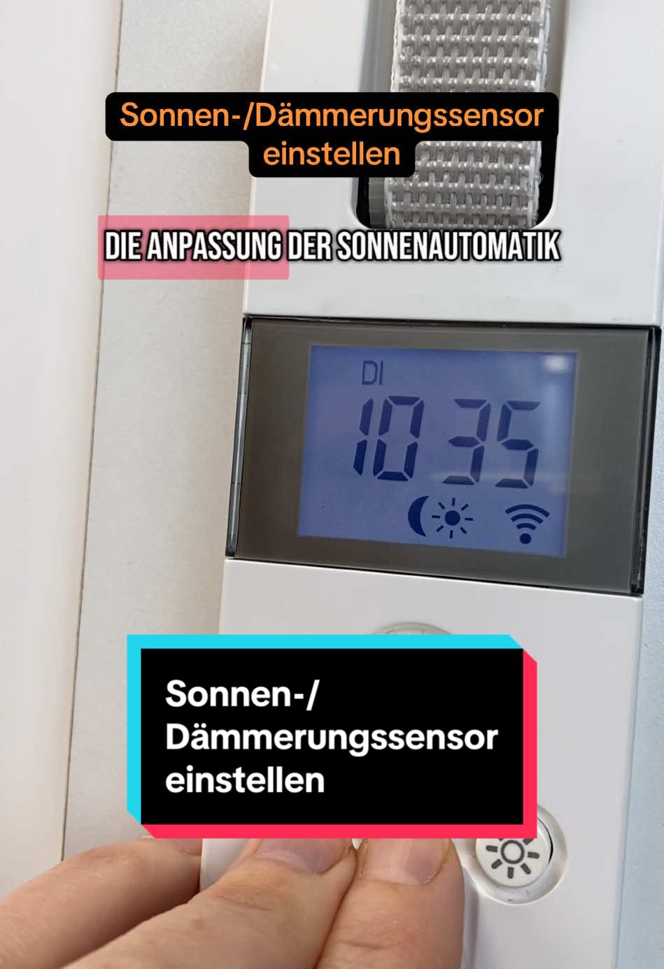 Sonnen- und Dämmerungssensor einstellen 👆 Möchtest du bei einem angemeldeten Sensor die voreingestellten Grenzwerte verändern? Drücke kurz die „Mond“- & „Uhr-Taste“ bzw. die „Sonnen“- & „Uhr-Taste“. Damit werden die momentanen Lichtverhältnisse als Referenz gespeichert 😎 Hast du Fragen? Schreib uns in die Kommentare 🙂 #wirelektronik #ewickler #elektrischergurtwickler #sensor #sonnensensor #dämmerungssensor #ewicklerzubehör