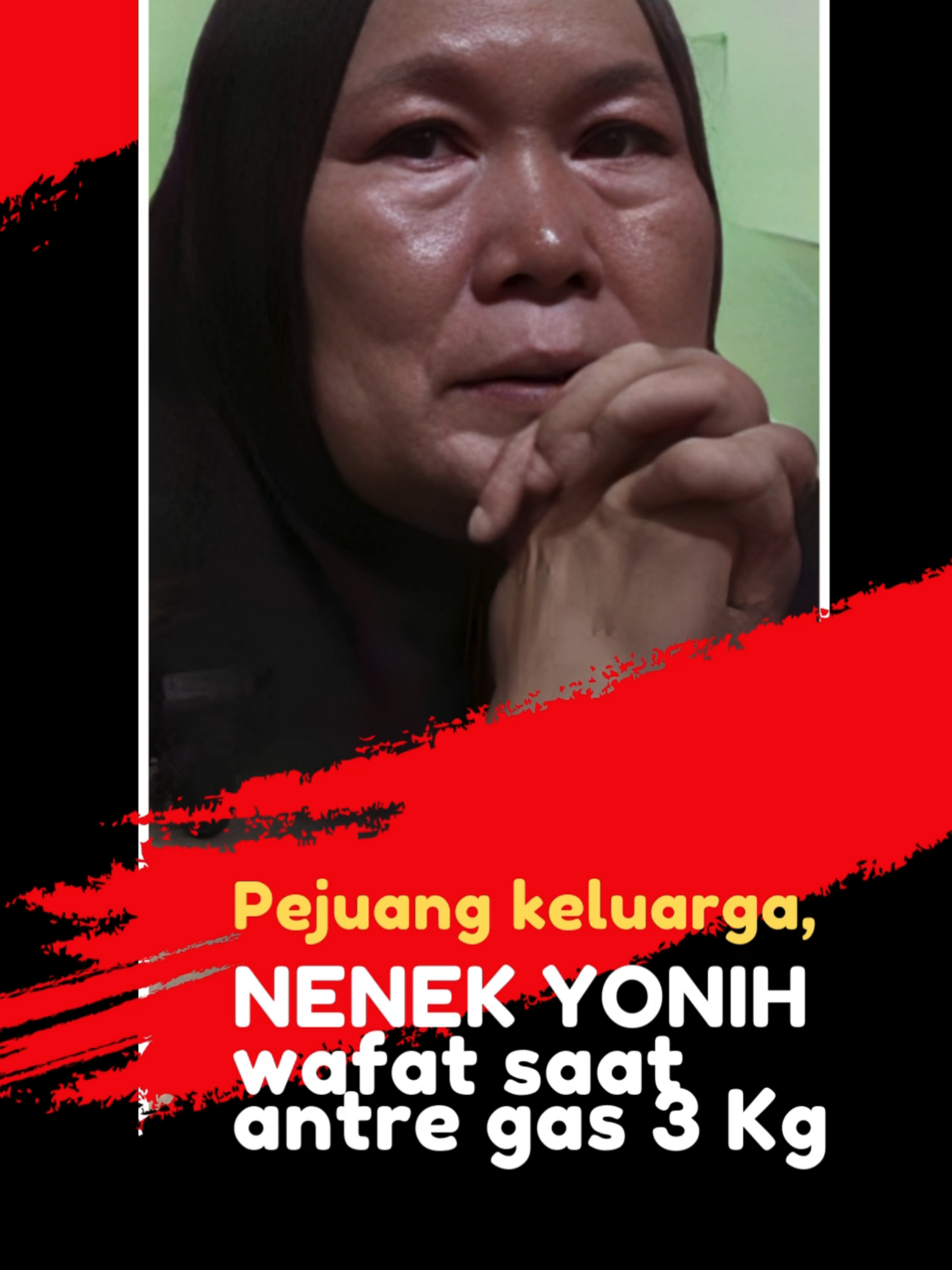 Tragis, menyedihkan. Nenek Yonih yang berusia 62 tahun meninggal dunia usai mengantre elpiji 3 kg di Tangerang Selatan, Senin 3 Februari 2025. Nenek Yonih merupakan warga kawasan jalan Beringin, Pamulang Barat, Kecamatan Pamulang, Kota Tangerang Selatan, Banten,  Ia meninggal dunia di rumahnya setelah antre beli gas di penyalur resmi gas tersebut di wilayahnya. Diduga karena kelelahan. #antregaslpg3kg #keadilansosialbagiseluruhrakyatindonesia #prabowo #pamulang #fyp