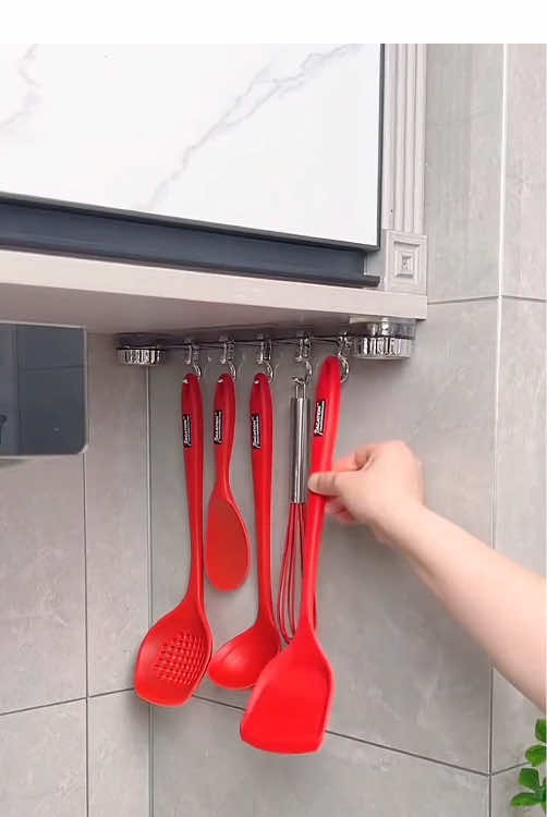 This rotating suction cup corrugated row hook can be used to hang things behind the bathroom door or in the kitchen. It has a strong load-bearing capacity and the position of the suction cup moves without leaving any glue. It is so practical #RotatingSuctionCupHook #RowHook #SuctionCupHook #PunchFreeHook#TikTokShopJumpstartSale 